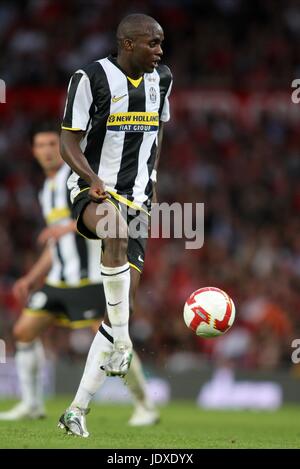 MOMO SISSOKO JUVENTUS OLD TRAFFORD MANCHESTER EN ANGLETERRE 06 Août 2008 Banque D'Images