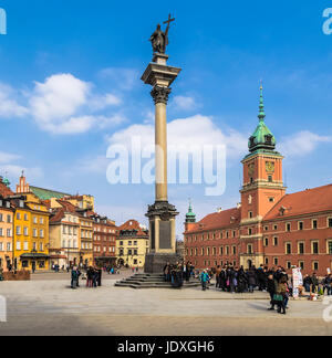 Varsovie, Pologne - 08 mars 2014 : Place du Château avec la colonne de Sigismond. Varsovie. Pologne Banque D'Images