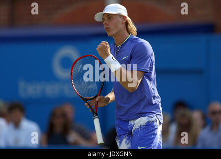 Canada's Denis Shapovalov célèbre après avoir gagné un point contre la République Tchèque Tomas Berdych lors de la troisième journée de l'AEGON Championships 2017 au Queen's Club de Londres. Banque D'Images