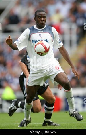 FABRICE MUAMBA des Bolton Wanderers FC.ST JAMES PARK NEWCASTLE ANGLETERRE 23 Août 2008 Banque D'Images