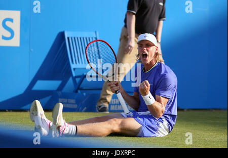 Canada's Denis Shapovalov célèbre après avoir gagné un point en dépit de glisser contre la République Tchèque Tomas Berdych lors de la troisième journée de l'AEGON Championships 2017 au Queen's Club de Londres. Banque D'Images