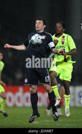 MARK VAN BOMMEL JEAN II MAKOUN OLYMPIQUE LYON V BAYERN MUNICH STADE DE GERLAND LYON FRANCE 10 Décembre 2008 Banque D'Images