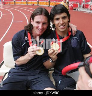 LIONEL MESSI et SERGIO AGUERO 08 lauréats MÉDAILLE D'OR OLYMPIQUE STADE OLYMPIQUE BEIJING Chine 23 Août 2008 Banque D'Images