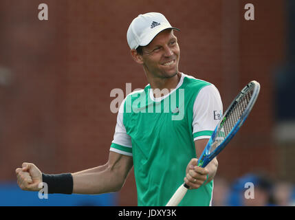 La République Tchèque Tomas Berdych célèbre battant le Denis Shapovalov durant la troisième journée de l'AEGON Championships 2017 au Queen's Club de Londres. Banque D'Images