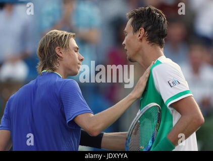 La République Tchèque Tomas Berdych (à droite) serre la main avec le Denis Shapovalov après avoir remporté leur match au cours de la troisième journée de l'AEGON Championships 2017 au Queen's Club de Londres. Banque D'Images