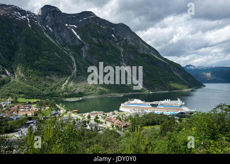 Eidfjord village avec AIDAsol au Terminal des croisières. Eidfjord est une municipalité dans le comté de Hordaland, en Norvège. Banque D'Images