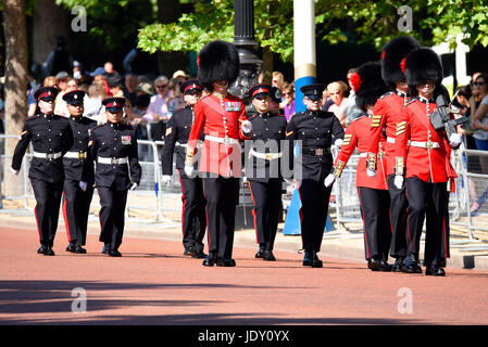 Soldats en robe numéro un et gardiens à Trooping the Colour 2017 dans le Mall, Londres, Royaume-Uni Banque D'Images