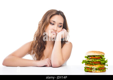 Photo de femme en bonne santé rejetant la malbouffe isolé sur fond blanc Banque D'Images