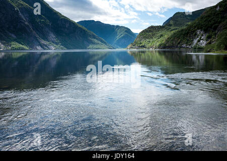 Eidfjordvatnet, un lac moraine dans la municipalité de Eidfjord en Hordaland county, Norvège Banque D'Images