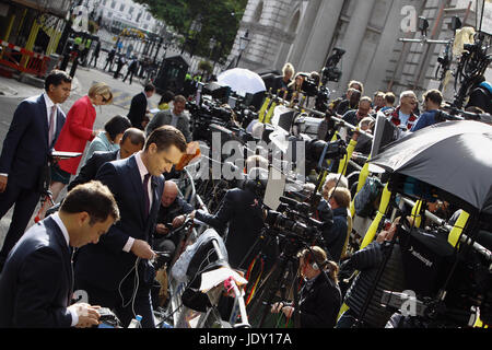 La politique, les médias, des communications, de l'amas de la presse sur le bras à Downing Street pendant l'élection générale de 2017. Banque D'Images