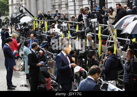 La politique, les médias, des communications, de l'amas de la presse sur le bras à Downing Street pendant l'élection générale de 2017. Banque D'Images