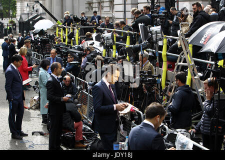 La politique, les médias, des communications, de l'amas de la presse sur le bras à Downing Street pendant l'élection générale de 2017. Banque D'Images