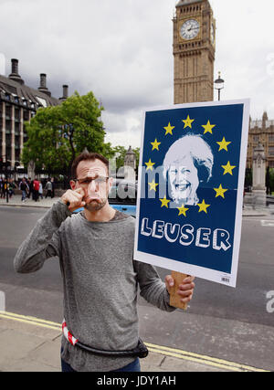 Law & Order, manifestant français à Westminster holding peut poster anti Theresa 2017, Londres, Angleterre. Banque D'Images