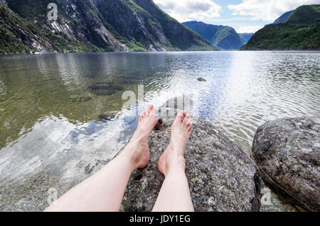 Détente à Eidfjordvatnet, un lac moraine dans la municipalité de Eidfjord en Hordaland county, Norvège Banque D'Images