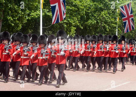 1er Bataillon Coldstream Guards, marchant vers le bas le centre commercial pour la parade la couleur Banque D'Images