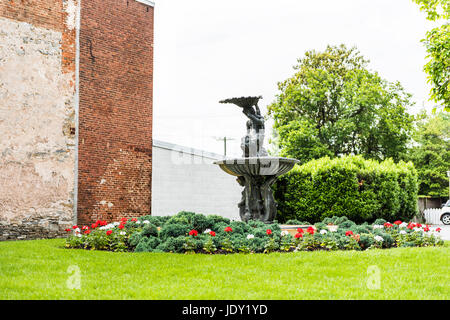 Frederick, États-Unis - 24 mai 2017 : fontaine au centre-ville de ville dans le Maryland avec extérieur de bâtiment de brique et de fleurs Banque D'Images