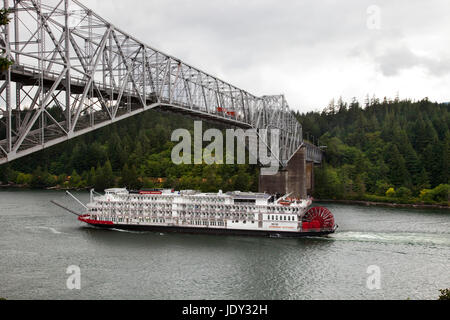 Pont des dieux et touristique river boat, Columbia River Gorge, domaine de Portland, Oregon, USA, Amérique Latine Banque D'Images