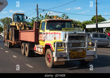 Camion transportant digger sur Stuart Highway au nord d'Alice Springs. Territoire du Nord, Australie. Banque D'Images