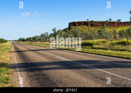 Stuart Highway au nord d'Alice Springs, Territoire du Nord, Australie Banque D'Images