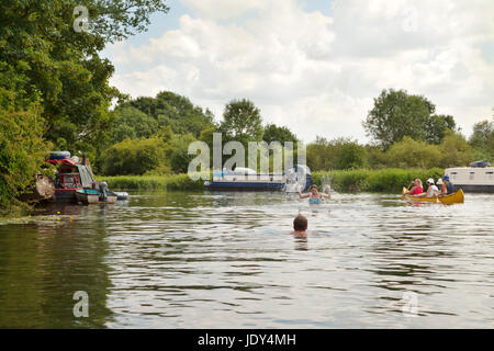 Les gens la natation et le canoë-kayak sur la Tamise à Wargrave dans Berkshire England UK Banque D'Images