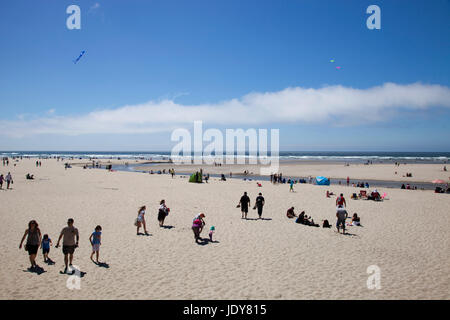 Plage, village de Cannon Beach, Oregon, USA, Amérique Latine Banque D'Images