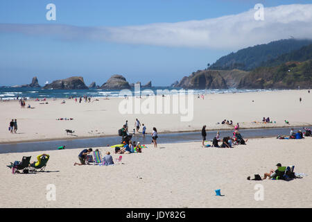 Plage, village de Cannon Beach, Oregon, USA, Amérique Latine Banque D'Images