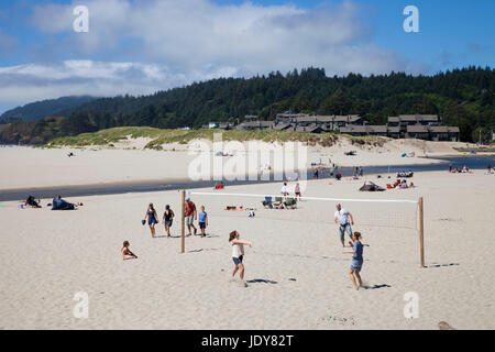 Plage, village de Cannon Beach, Oregon, USA, Amérique Latine Banque D'Images