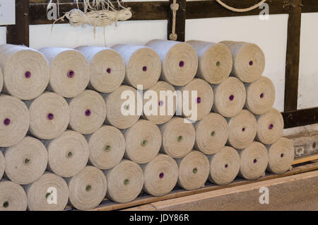 LWL-Freilichtmuseum Hagen. Aufnahmen avec l'Abteilung für Öffentlichkeitsarbeit l der. Ein großer Stapel Holzspindeln Hanfschnüre befinden sich auf en. Banque D'Images