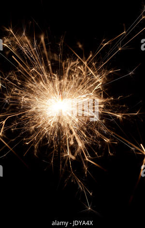 Burning sparkler devant un fond noir Banque D'Images