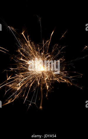 Burning sparkler devant un fond noir Banque D'Images