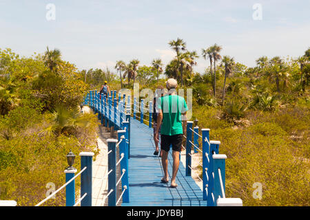 Les gens sur le passage à Playa Pilar, Cayo Guillermo, Cuba Banque D'Images