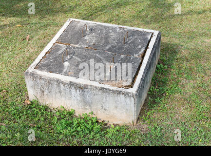 Concretel grand fort pour garder le contrôle de la vanne d'eau qui utilisent le débit d'eau dans le parc public. Banque D'Images