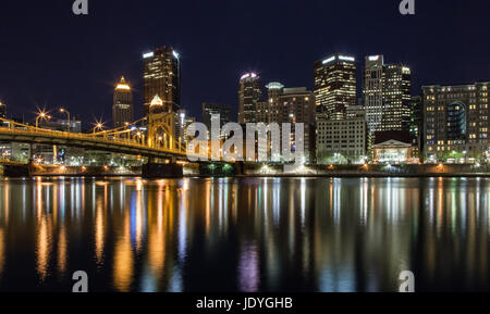 Pittsburgh, Pennsylvanie skyline at night surplombant la rivière Allegheny avec le pont d'Andy Warhol. Banque D'Images