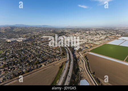 Vue aérienne de l'autoroute 101 dans la région de Ventura, Californie Banque D'Images