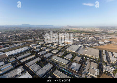 Vue aérienne des bâtiments industriels et des quartiers à Ventura, Californie. Banque D'Images