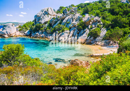 Jolie baie entourée de rochers de sable près de Porto Rafael, Palau, Sardaigne, Italie Banque D'Images