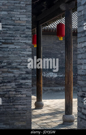 Des colonnes en bois et des lampions rouges, l'ancien bâtiment du gouvernement, Pingyao, Shanxi Province, China Banque D'Images