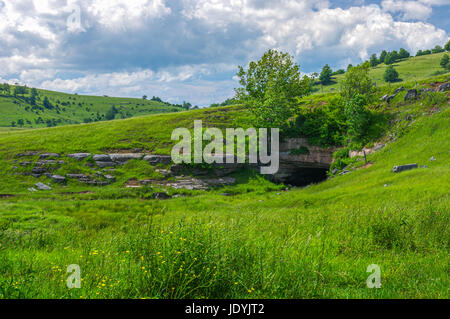 L'entrée du puits de Gandy en Virginie de l'Ouest se trouve niché dans les collines de la paysage karstique parsemée de blocs de calcaire, Banque D'Images