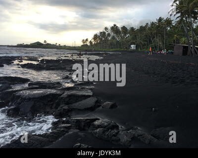 Plage de sable noir Punaluu Banque D'Images