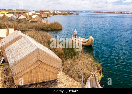 Les îles flottantes Uros sur le lac Titicaca, près de Puno, Pérou Banque D'Images