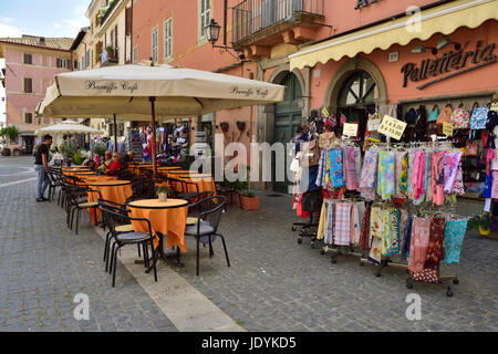 Place centrale (Piazza della Libertà) dans le village de Castel Gandolfo, Italie Banque D'Images