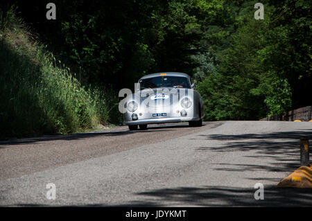 PORSCHE 356 1500 SUPER 1952 sur une vieille voiture de course en rallye Mille Miglia 2017 la célèbre course historique italien (1927-1957) le 19 mai 2017 Banque D'Images