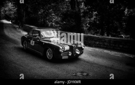 GOLA DEL FURLO, ITALIE - 19 MAI : ALFA ROMEO 1900 C SUPER SPRINT TOURING 1954 sur une vieille voiture de course en rallye Mille Miglia 2017 le célèbre italien histori Banque D'Images