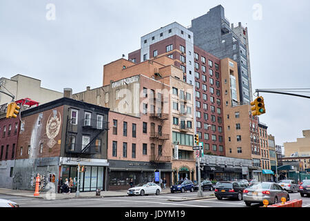 NEW YORK - 02 octobre 2016 : immeuble d'appartements de différentes périodes sur Bowery Street avec circulation Banque D'Images