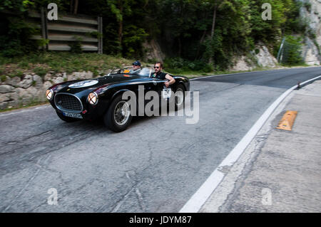 GOLA DEL FURLO, ITALIE - 19 MAI : Ferrari 225 Spider VIGNALE 1952 S sur une vieille voiture de course en rallye Mille Miglia 2017 la célèbre course historique italien ( Banque D'Images