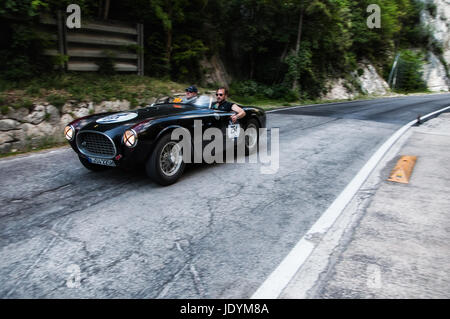 GOLA DEL FURLO, ITALIE - 19 MAI : Ferrari 225 Spider VIGNALE 1952 S sur une vieille voiture de course en rallye Mille Miglia 2017 la célèbre course historique italien ( Banque D'Images