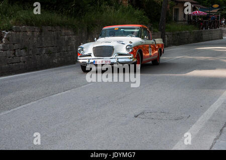 GOLA DEL FURLO, ITALIE - 19 MAI : STUDEBAKER GOLDEN HAWK 1956 sur une vieille voiture de course en rallye Mille Miglia 2017 la célèbre course historique italien (1927-1 Banque D'Images