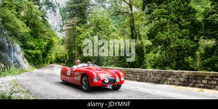 GOLA DEL FURLO, ITALIE - 19 MAI : CISITALIA NUVOLARI SPIDER 202 MM S 1947 sur une vieille voiture de course en rallye Mille Miglia 2017 la célèbre italie historique Banque D'Images