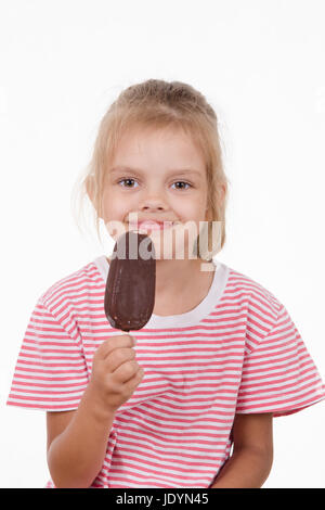 Petite fille de cinq ans s'amusant eating ice cream glace Banque D'Images