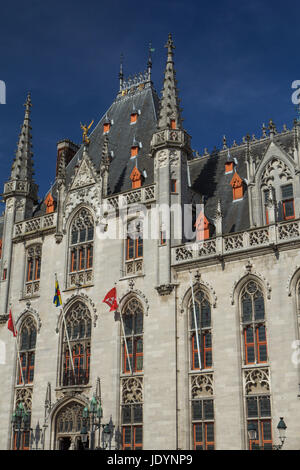 Le Provinciaal Hof (Province) de la Cour est un Neogothical immeuble sur la place du marché de Bruges (Belgique). Verticalement. Banque D'Images